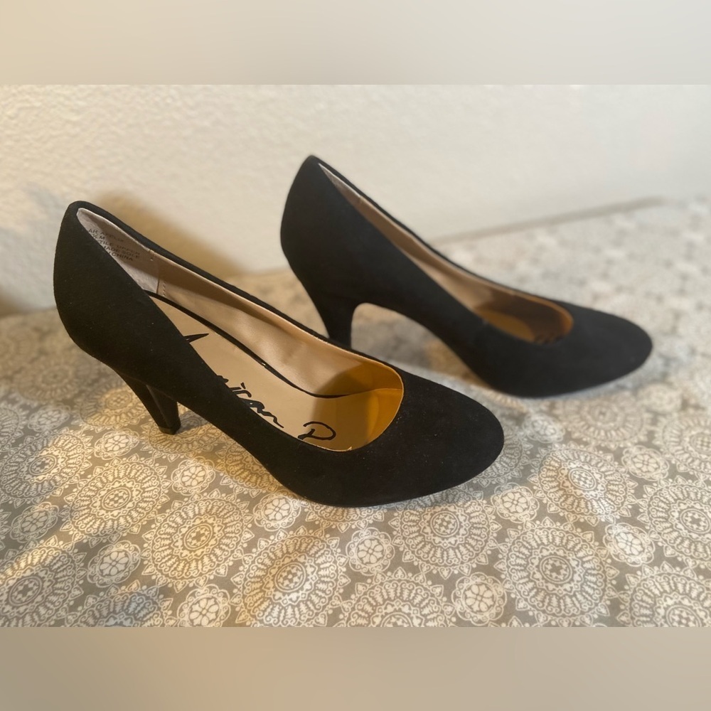 American Rag~Versatile~Black~Microsuede~Round Toe~Slip-On~Pump~Heel~Size 6.5